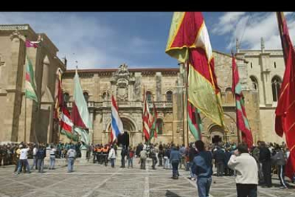 Los pendones coronaron el encuentro.