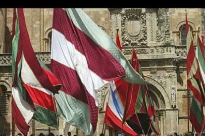 Los vivos colores de los estandartes destacan entre la belleza de la basílica de San Isidoro.