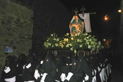 Unas 70 braceras de la cofradía Damas de la Virgen de la Piedad procesionaron a su imagen en la ciudad maragata.