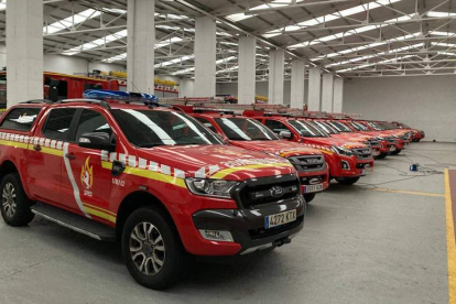 Los vehículos adquiridos por la Diputación para los parques de bomberos. DL
