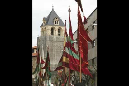 La torre de San Isidoro, actualmente en proceso de restauración, destaca entre los pendones.