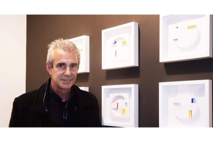 El artista leonés afincado en Madrid Luis Pérez Vega posa con algunas de las obras de la exposición. CUEVAS