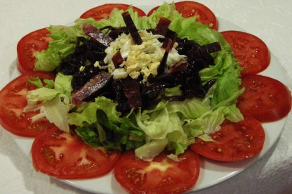 Las ensaladas o platos de crudités son preferibles a los vol a vent rellenos en las mesas de las fiestas navideñas.