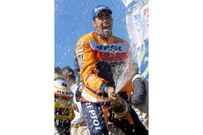 Nani Roma celebra la victoria en motos en el Dakar el año pasado