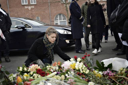 Una mujer deposita flores en Oesterbro, uno de los dos escenarios donde actuó el terrorista.