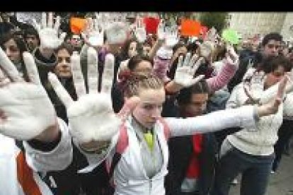 Tras conocerse el atentado perpetrado por la banda terrorista en Madrid, diversas manifestaciones han partido desde varios puntos de León como repulsa a la mayor masacre de la historia de España.
