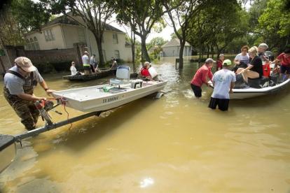 Voluntarios fueron registrados este viernes al ayudar a residentes a volver a sus casas por algunas pertenencias, tras las lluvias que provocó a su paso el huracán Harvey, en Houston (Texas, EE.UU.).