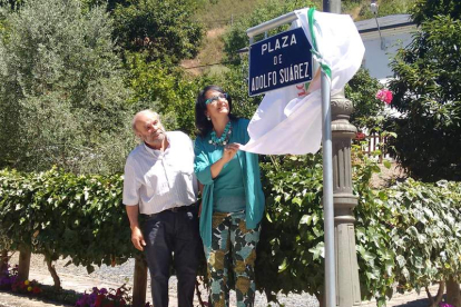 Constantino Valle y María Teresa Mata descubriendo la placa. DL