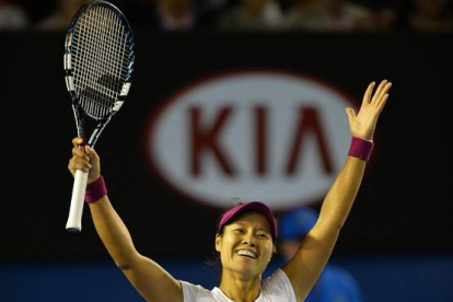 Na Li celebra su victoria ante Dominika Cibulkova, este sábado en la final del Abierto de Australia.