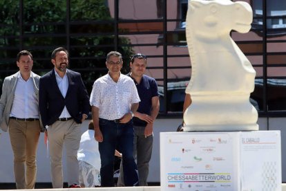 Alfonso Cendón, junto al secretario de Transportes, Movilidad y Agenda Urbana en el Congreso, César Ramos, ayer, en León. PEIO GARCÍA