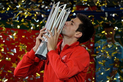 Novak Djokovic, con el trofeo que lo acredita como ganador del Masters 1.000 de Shanghái.