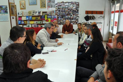 El secretario general del PSOE de Castilla y León, Julio Villarrubia, se reúne con las Ampas y la Plataforma Pro-Hospital de Guardo