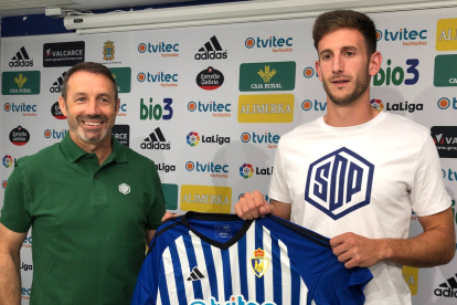 José Sietes presenta a Markel Lozano como nuevo jugador de la SD Ponferradina. DL