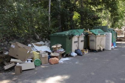 Zona donde se encuentran los contenedores de basura sin recoger. CAMPOS