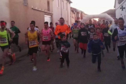 La carrera Fermín Martínez del Reguero celebrada en la localidad de Villaornate contó con algo más de 300 participantes entre todas las categorías. DL