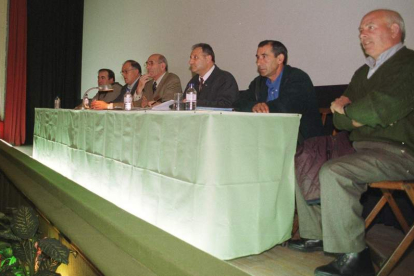 Ubaldo Pozuelo, en primer plano a la derecha, en una asamblea de regantes en el año 2000. ANA