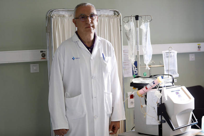 Mario Prieto, junto a un aparato de hemodiálisis portátil. MARCIANO PÉREZ