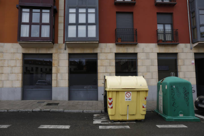 Contenedores de basura en la calle San Lorenzo, León. F. Otero Perandones.