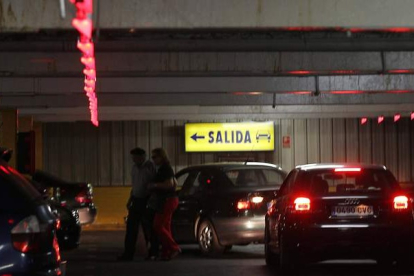 El interior del aparcamiento subterráneo acusa el paso de los 50 años de la concesión. RAMIRO