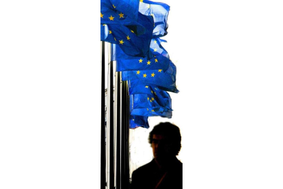 Un hombre pasa ante banderas de la UE en Bruselas. OLIVIER HOSLET
