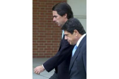 Aznar y Trillo tras posar con el resto de los miembros del Gabinete