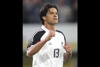 Ballack ha dado menos de lo que de él se esperaba cuando despuntó en el Leverkusen y en el Mundial de Japón. Aún así, será el buque insignia de Alemania, subcampeona del mundo.