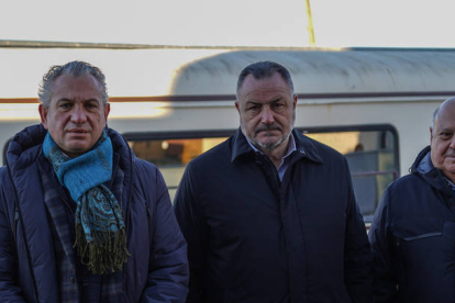 El presidente de Feve y el presidente de la Diputación, con el resto de autoridades, antes de emprender el primer viaje del tren turístico. MIGUEL F. B.