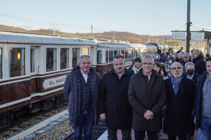 El presidente de Feve y el presidente de la Diputación, con el resto de autoridades, antes de emprender el primer viaje del tren turístico. MIGUEL F. B.
