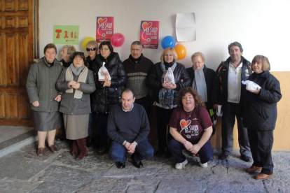 Los voluntarios de Cáritas y el párroco de La Robla en el día del bocata solidario.