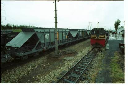 Vagones para el transporte de carbón de MSP a la central termica de Endesa en  Cubillos del Sil desde Villablino y maquina de tren en la estación de Cubillos MSP