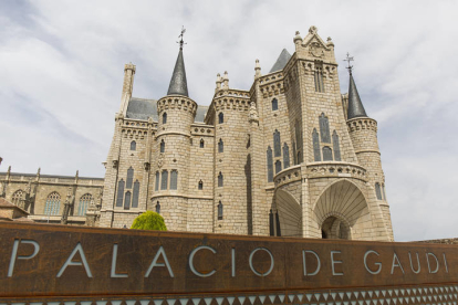El Palacio de Gaudí de Astorga mejora sus servicios a los visitantes. F. OTERO PERANDONES