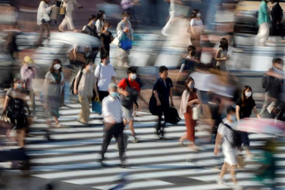 Peatones en el cruce de Shibuya, Tokio. En Japón hay 40.000 personas infectadas. KIMIMASA MAYAMA