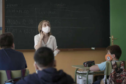 Una profesora da clase en un aula de un colegio de la provincia. JESÚS F. SALVADORES