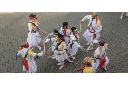 Imagen de la danza de Santa Cristina de Valmadrigal. EL BÚHO VIAJERO