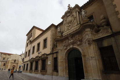 Imagen exterior de la sede de la Audiencia Provincial, en León capital. RAMIRO