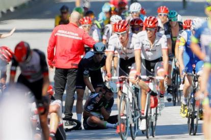 Varios miembros de la organización y compañeros atienden al ciclista británico del equipo Dimension Data Mark Cavendish (en el suelo) después de una caida múltiple durante el esprint final de la 4ª etapa del Tour de Francia
