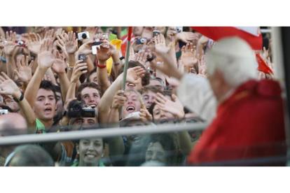 Miles de personas han salido a las calles en los recorridos que realizó Benedicto XVI por la ciudad de Madrid en el ‘papamóvil’.