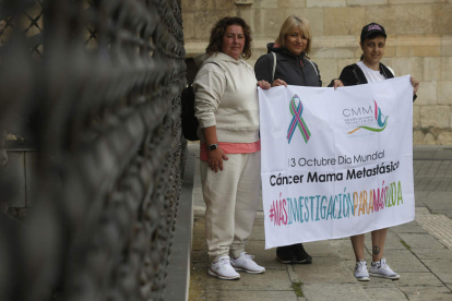 María Luisa, Luz Divina y Silvia Vega, ayer en Botines con el cartel del Día Mundial. FERNANDO OTERO