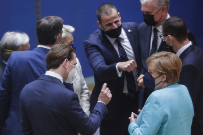 Los cancilleres de Austria y Alemania, delante de Pedro Sánchez, en la cumbre de Bruselas. OLIVIER HOSLET