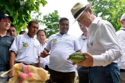 El presidente de Colombia, Juan Manuel Santos (con sombrero) ha pedido a su equipo negociador que "apretre el acelerador" para firmar la paz con las FARC.