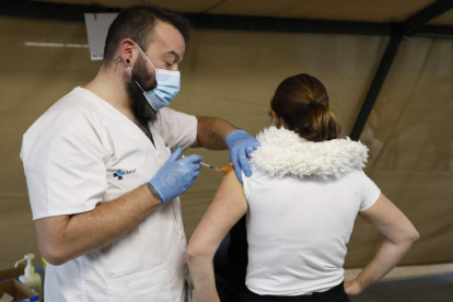 Una mujer es vacunada en el Palacio de Exposiciones de León en días pasados. FERNANDO OTERO