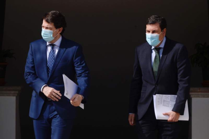 Mañueco y Carriedo se dirigen a dar una rueda de prensa telemática sobre fondos de la UE. NACHO GALLEGO