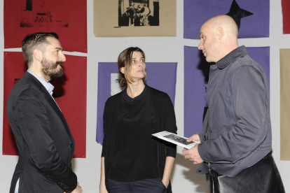 Agustín Pérez Rubio, Rosario Nadal y Patrick Charpenel, ayer en el Musac delante de la exposición de Azucena Vietes.