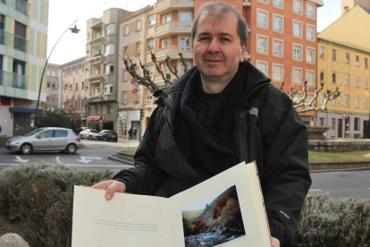 Miguel Fernández Castaldi con el libro.