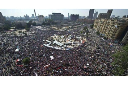 Millares de egipcios protestan contra el Gobierno de Musri, este domingo en la plaza de Tahrir, en El Cairo.
