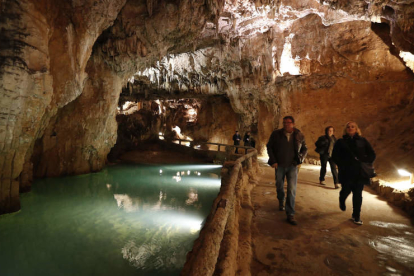 Las visitas guiadas a la Cueva de Valporquero ponen al descubierto los tesoros de uno de los monumentos naturales más importantes de la provincia.