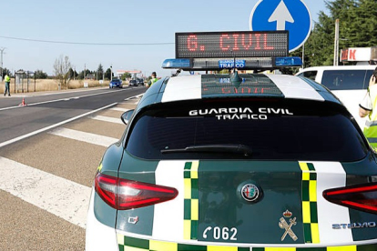 Al lugar del accidente se desplazó la Guardia Civil de Tráfico de León y los sanitarios de Sacyl. MARCIANO PÉREZ