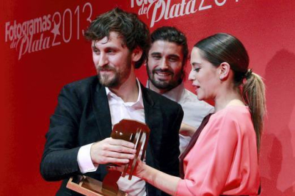 El actor Raul Arévalo, recibe de manos de la actriz María León, el premio al mejor actor de televisión, por su trabajo en la serie 'Con el culo al aire'. BALLESTEROS / EFE