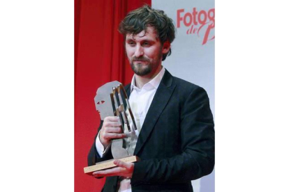 El actor Raúl Arévalo tras recibir el premio al mejor actor de televisión, por su trabajo en la serie 'Con el culo al aire'. BALLESTEROS / EFE