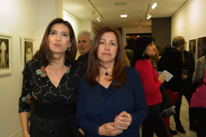 Las artistas Julia G. Liébana y Esther Santás en la galería Ármaga.